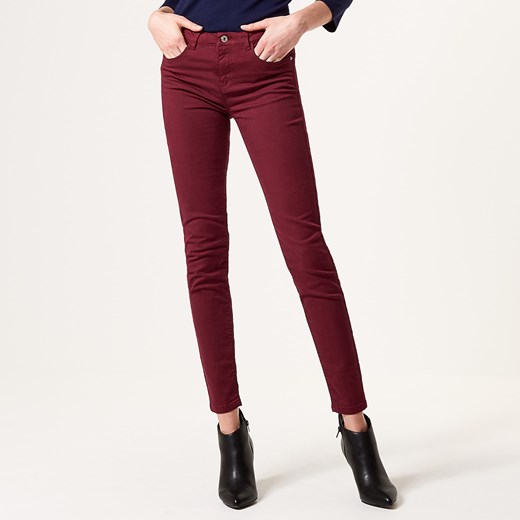 Mohito - Jeansowe dopasowane spodnie - Brązowy Mohito czerwony 36 