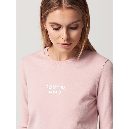 Mohito - Dopasowany sweter z napisem - Różowy