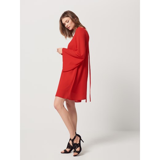 Mohito - Czerwona sukienka z rozszerzanymi rękawami - Czerwony