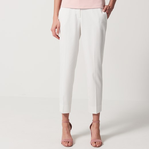 Mohito - Eleganckie białe spodnie w prążek - Biały