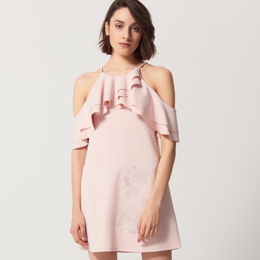Mohito - Sukienka z falbaną i odsłoniętymi ramionami - Różowy