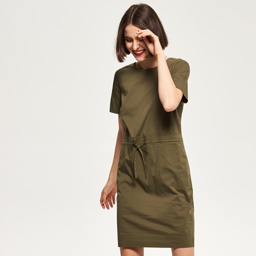 Reserved - Sukienka z wiązaniem w talii - Zielony