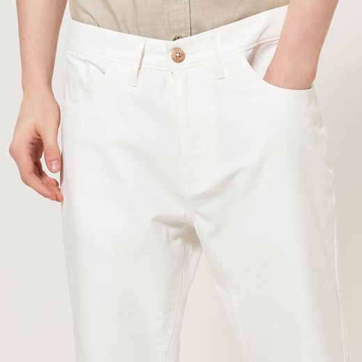 Reserved - Spodnie z obniżonym krokiem - Biały