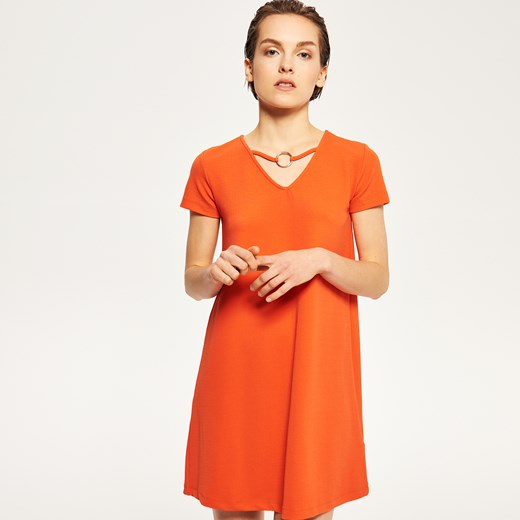 Reserved - Sukienka z dekoltem - Pomarańczo