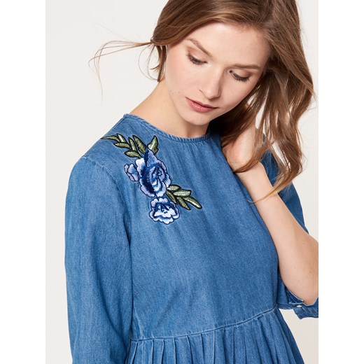 Mohito - Denimowa sukienka z kwiatowym haftem - Niebieski