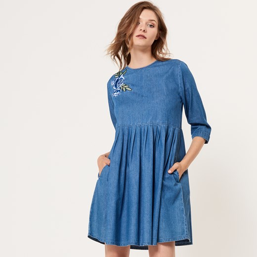 Mohito - Denimowa sukienka z kwiatowym haftem - Niebieski