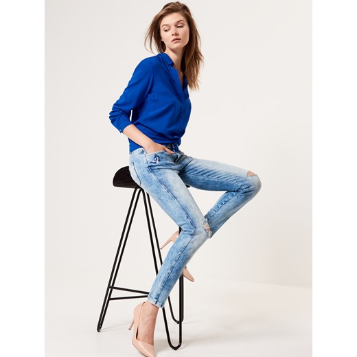 Mohito - Jasne jeansy z kwiatowym haftem - Niebieski niebieski Mohito 34 