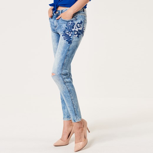 Mohito - Jasne jeansy z kwiatowym haftem - Niebieski niebieski Mohito 40 