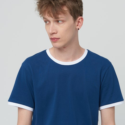 Cropp - T-shirt z kontrastowym obszyciem - Granatowy