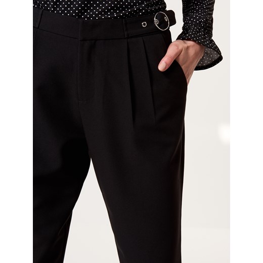 Mohito - Eleganckie spodnie z ozdobnym paskiem - Czarny