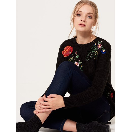 Mohito - Sweter z wełną zdobiony kwiatowym haftem - Czarny