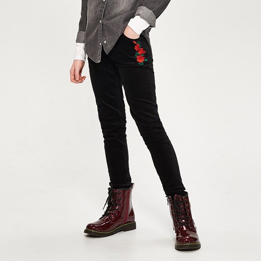 Reserved - Spodnie z wyhaftowaną różą - Czarny Reserved czarny 158 