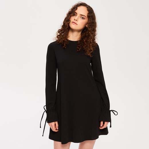 Sinsay - Sukienka z wiązaniem na nadgarstkach - Czarny czarny Sinsay XL 