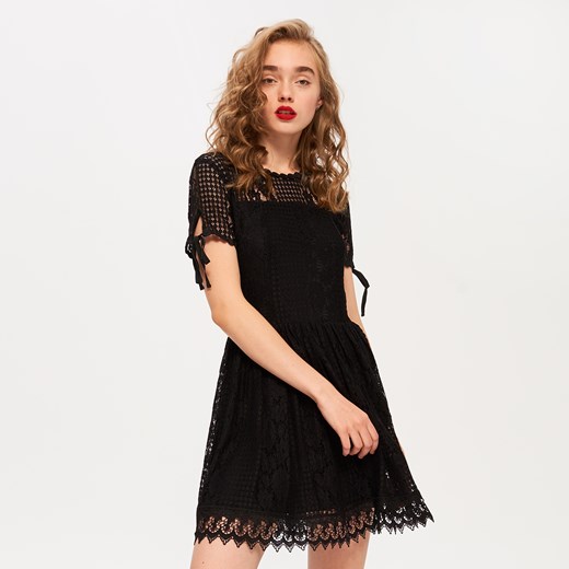 Sinsay - Sukienka z rozkloszowanym dołem - Czarny czarny Sinsay M 