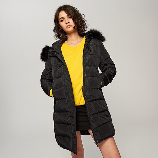 Reserved - Pikowany płaszcz z futrzanym kapturem - Czarny