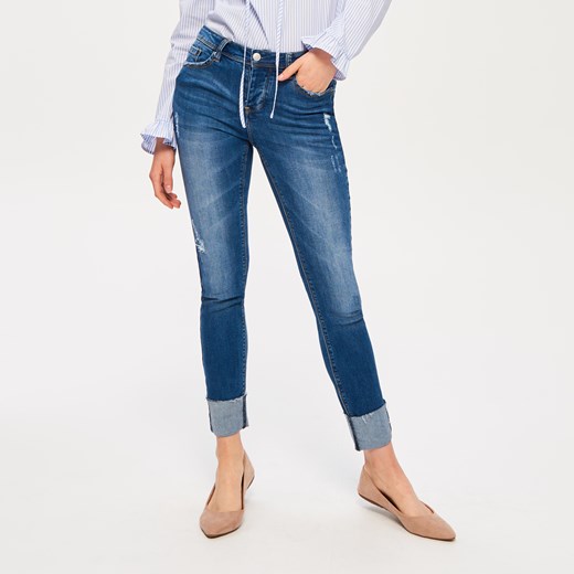 Sinsay - Przecierane jeansy slim fit - Niebieski