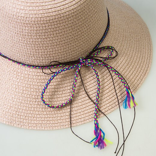 różowy kapelusz plażowy z muszelkami