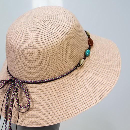 różowy kapelusz plażowy z muszelkami
