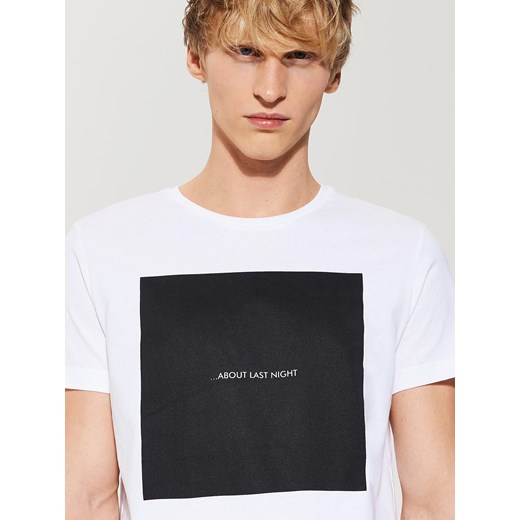 House - T-shirt z geometrycznym nadrukiem - Biały czarny House L okazyjna cena  