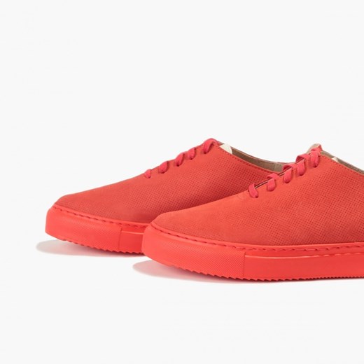 Czerwone buty sportowe z drobną ażurową teksturą 6280-69-1014-100