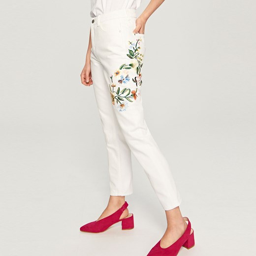 Reserved - Mom jeans z kwiatowym motywem - Biały Reserved bezowy 42 