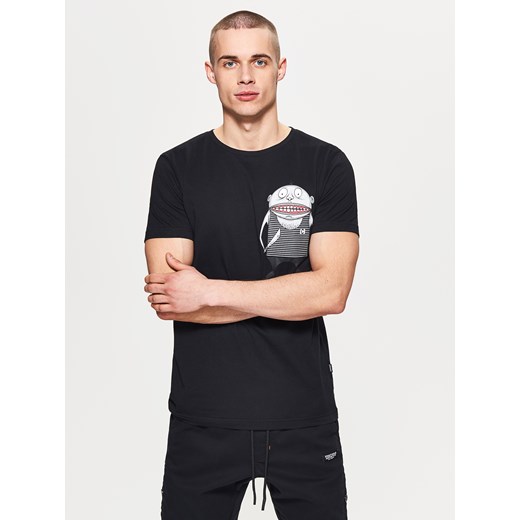 Cropp - Koszulka z grafiką na kieszonce - Czarny Cropp czarny XL 