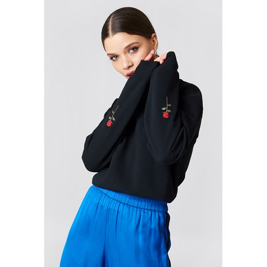 Bluza z haftowanymi różami na rękawach czarny Na-kd X-Large Nakdcom