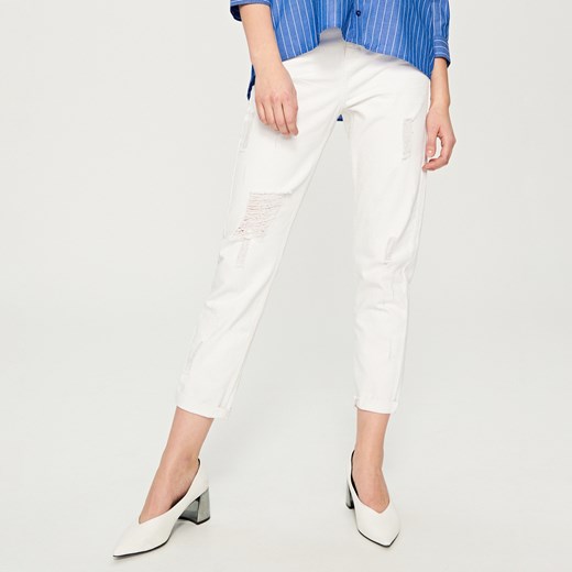 Reserved - Jeansy z podartymi nogawkami - Biały  Reserved 36 