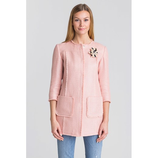Różowy woskowany płaszcz damski z broszką