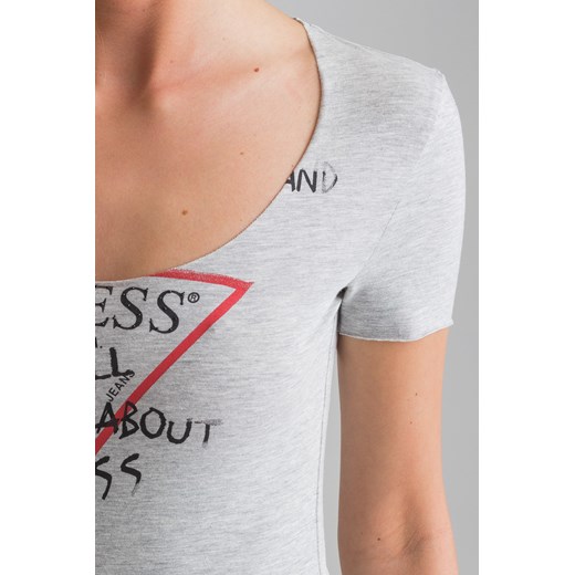 Szary t-shirt damski z nadrukiem i głębokim dekoltem  Guess M Velpa.pl