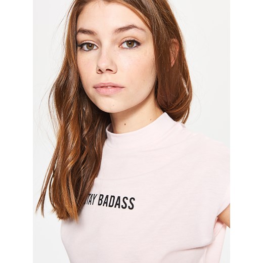 Cropp - Minimalistyczna bluzka z napisem - Różowy bezowy Cropp M 