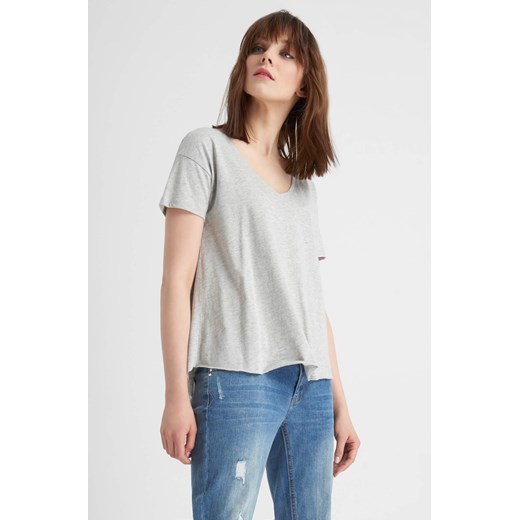 Luźny T-shirt z dłuższym tyłem