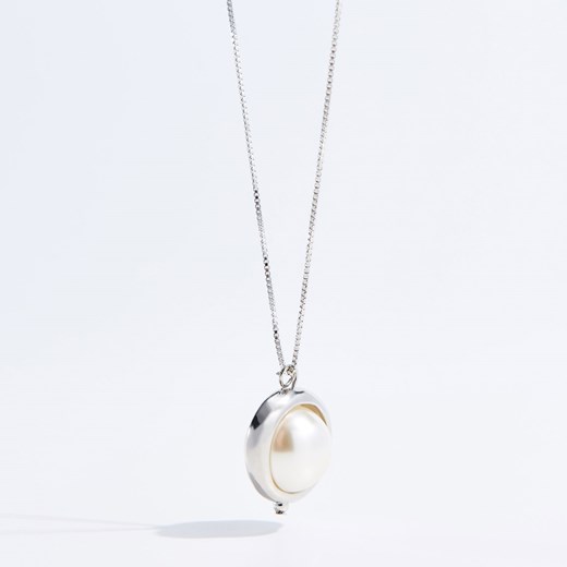 Mohito - Naszyjnik z zawieszką z eko perłą - Srebrny  Mohito One Size 