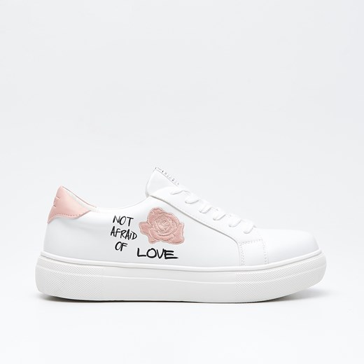Cropp - Sneakersy z naszywkami i napisem - Biały  Cropp 39 