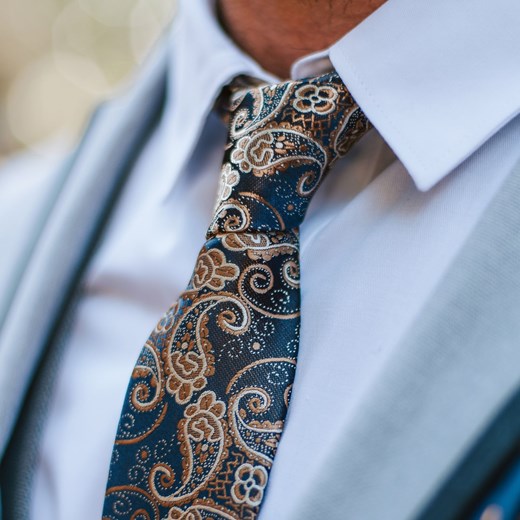 Niebieski krawat paisley