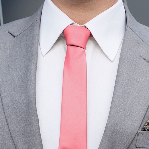 Podstawowy krawat w kolorze jaskrawego różu 6 cm