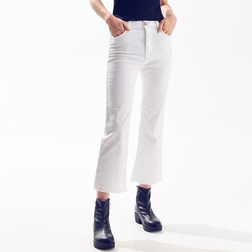 Reserved - Białe jeansy typu flare - Biały  Reserved 36 