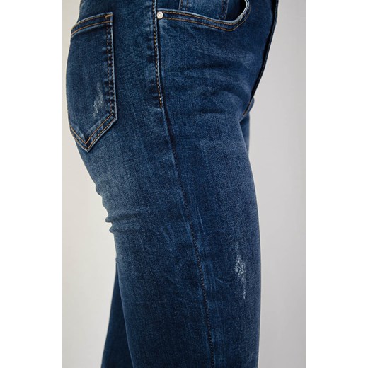 Ciemne spodnie jeansowe z delikatnymi przetarciami (L- 4 XL)   L olika.com.pl