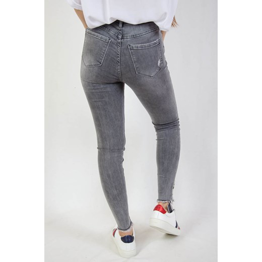 Jasnoszare spodnie jeansowe z przetarciami oraz koralikami   M olika.com.pl