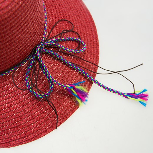 czerwony kapelusz plażowy z muszelkami  Allora  