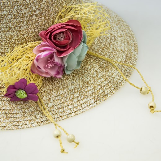 kapelusz plażowy z kwiatem i drewnianymi koralikami  Allora  