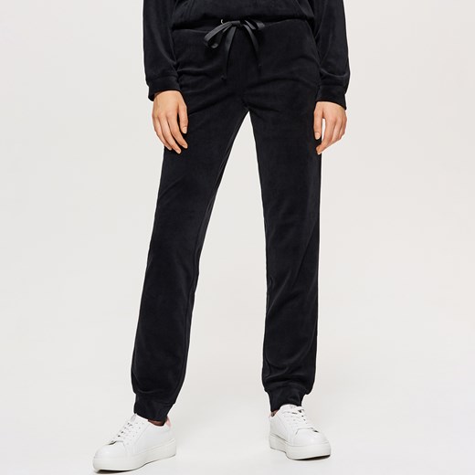 Cropp - Welurowe spodnie dresowe - Czarny  Cropp XS 