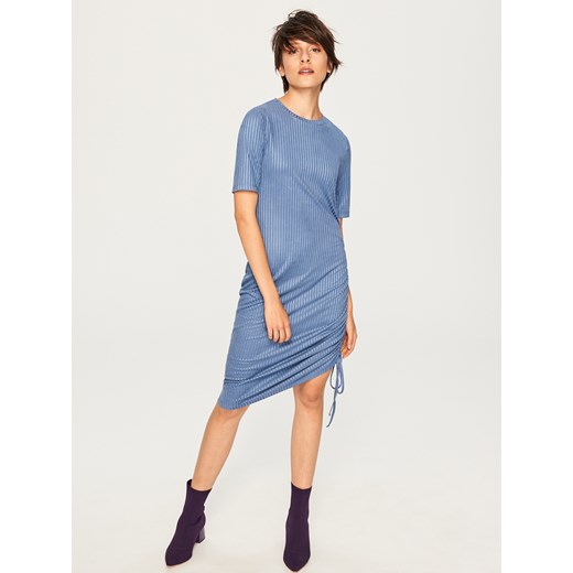 Reserved - Sukienka midi ze ściągaczem z boku - Niebieski