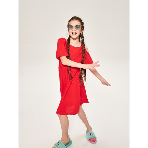 Reserved - Sukienka z odsłoniętym ramieniem - Czerwony