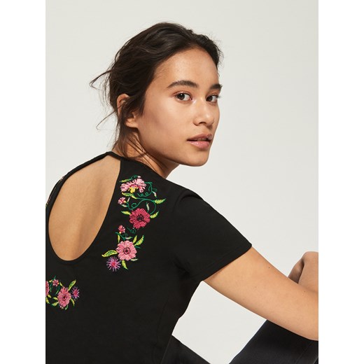 Sinsay - T-shirt z haftowanymi kwiatami - Czarny