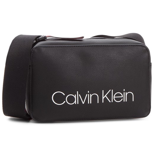 Listonoszka Calvin Klein z nadrukiem na ramię 