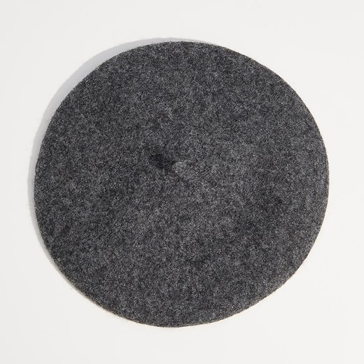Mohito - Wełniany beret z biżuteryjną aplikacją - Szary  Mohito One Size 
