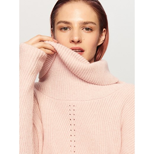 Reserved - Sweter z odkrytymi ramionami - Różowy