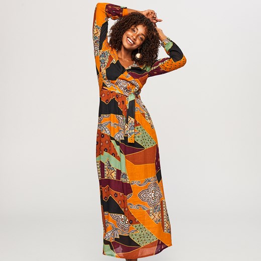 Sukienka Reserved z długim rękawem maxi w abstrakcyjnym wzorze z dekoltem v 