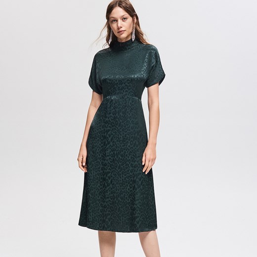 Sukienka Reserved z wiskozy bez wzorów zielona midi 